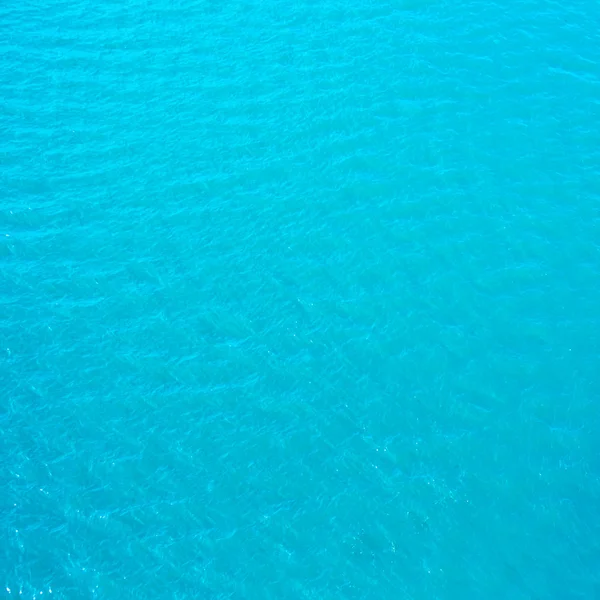 Agua de mar azul cian brillante puede utilizar como fondo o textura . — Foto de Stock