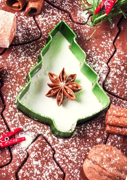 Pepparkakor baka degen, fräsar cookie, kryddor och nötter. — Stockfoto