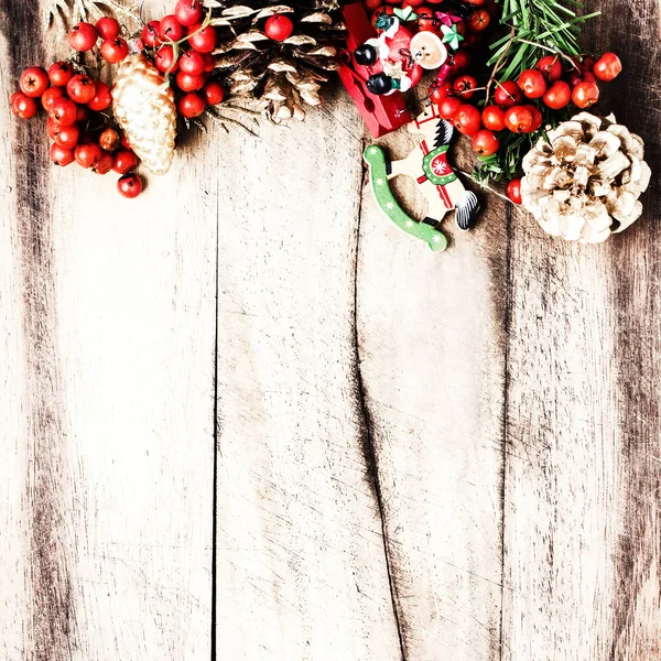 Decorazione rustica natalizia su tavola di legno naturale — Foto Stock