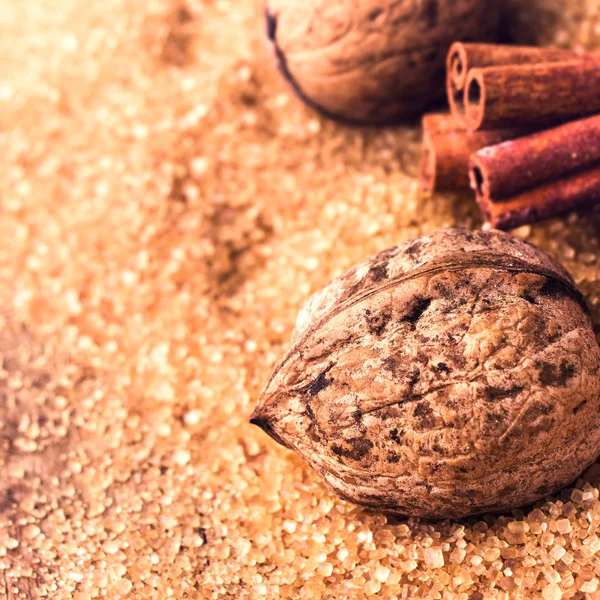 Weihnachtsgewürze auf braunem Zucker zum Weihnachtsbacken, selektiver Fokus — Stockfoto