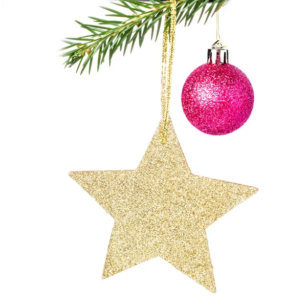 Vánoční lesklé Zlatá hvězda na větvích jedle — Stock fotografie