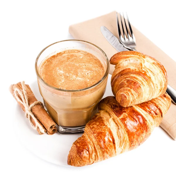 Kaffee mit Milch und Croissants auf weißem Teller und Leinenserviette — Stockfoto