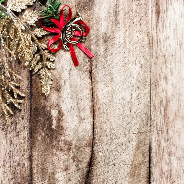 Vánoční ozdoby na starý dřevěný stůl. — Stock fotografie
