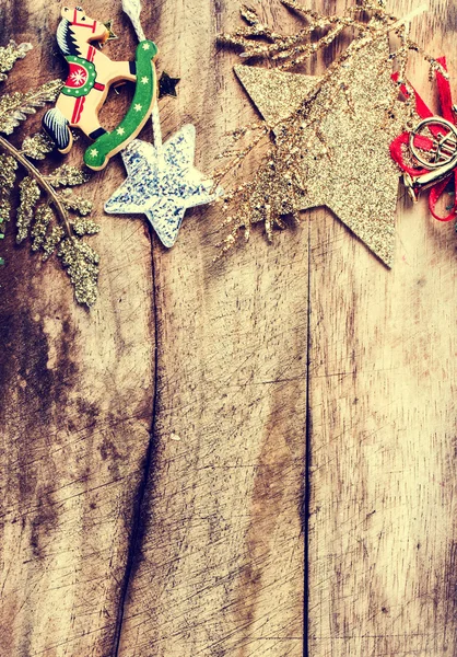 木造の古いテーブルの上のクリスマスの装飾. — ストック写真