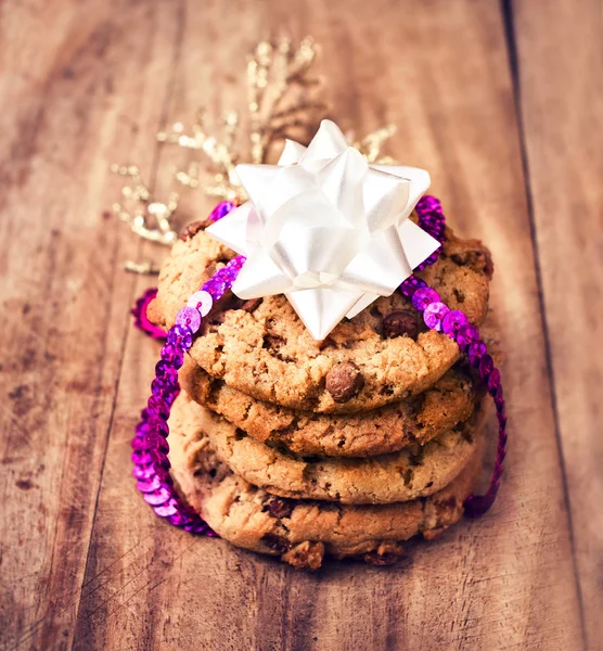 Galletas de chocolate de Navidad atadas con cinta en la mesa de madera . —  Fotos de Stock