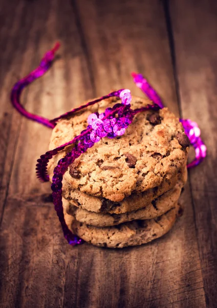 Biscoitos de chocolate de Natal amarrados com fita na mesa de madeira . — Fotografia de Stock