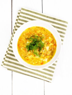 Sarı fasulye, bezelye, patates, havuç, kırmızı biber ile sebze çorbası