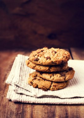 Beyaz peçete üzerinde yığılmış Çikolata parçalı kurabiye