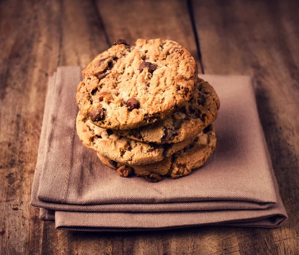 Staplade choklad chip cookies på brun servett — Stockfoto