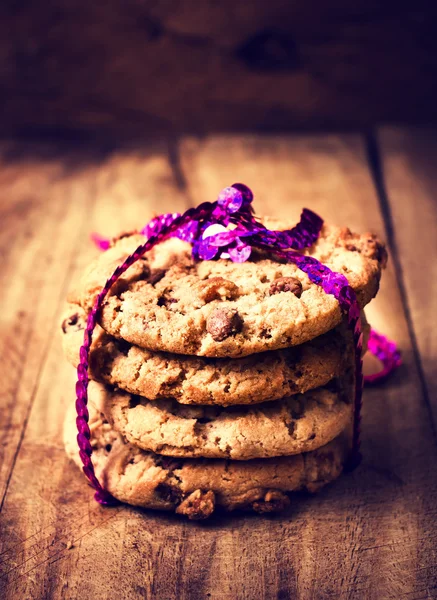 Festlig choklad chip cookies lindade med band — Stockfoto
