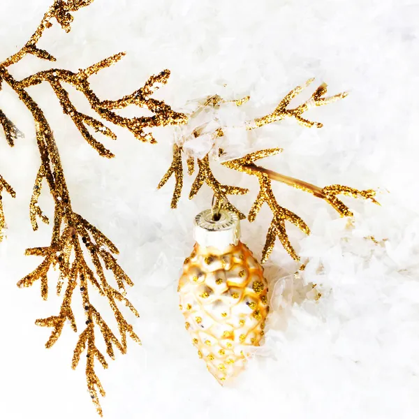 Leuchtende Weihnachtskomposition mit Dekorationen und Schnee — Stockfoto