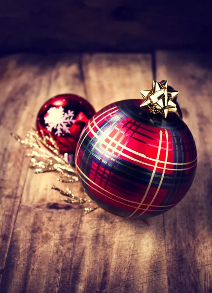 Vánoční přání s ornamenty a lesklé sváteční červené skleněné kuličky — Stock fotografie