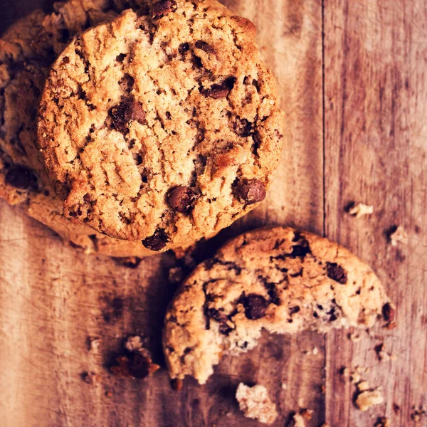 Staplade choklad chip cookies på trä rustika bakgrund — Stockfoto