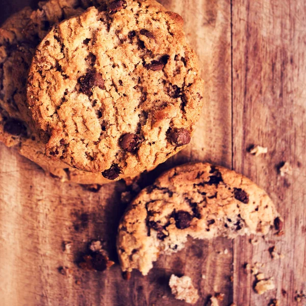 Galletas de chocolate apiladas sobre fondo rústico de madera —  Fotos de Stock