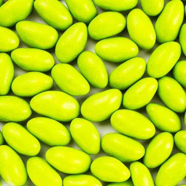Pilha de gumballs verdes com nozes isoladas — Fotografia de Stock