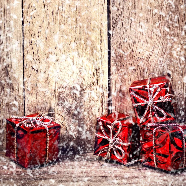 Kasser med røde gaver – stockfoto