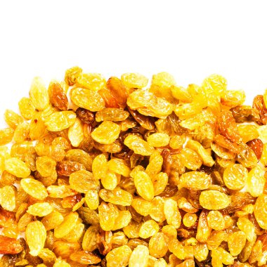 beyaz zemin üzerine, studio makrosu izole kuru üzüm yığını