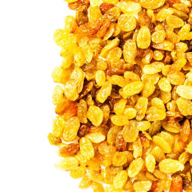 Beyaz arka plan üzerinde izole kuru üzüm yığını