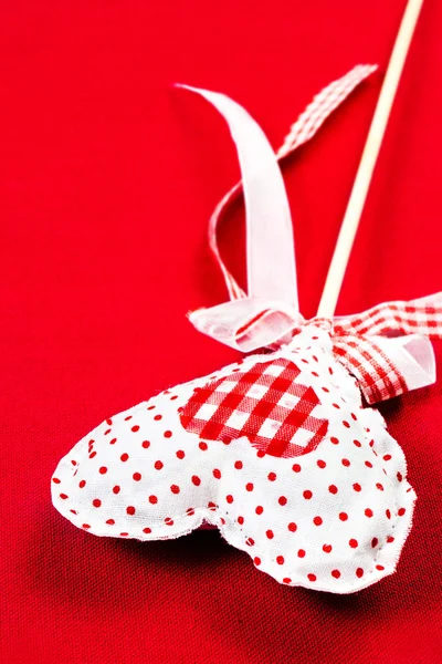 San Valentín hermoso corazón sobre fondo rojo con copyspace — Foto de Stock