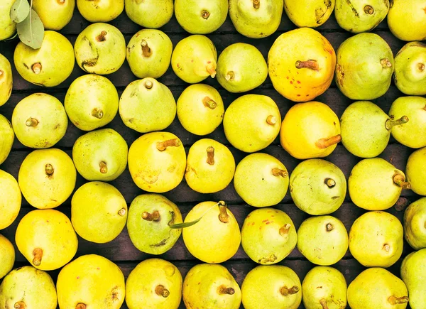 Pêras amarelas recém-colhidas em um mercado famers close-up — Fotografia de Stock