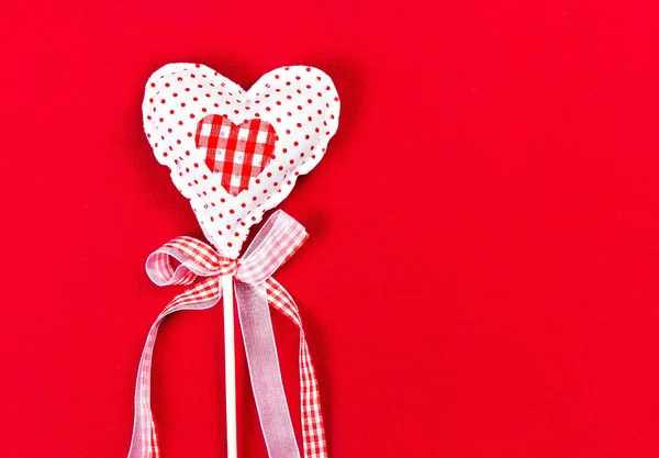 Copyspace の赤い背景の上の美しいバレンタインを心します。 — ストック写真