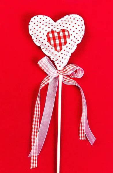 Walentynki serca na czerwonym tle z kopia miejsce — Zdjęcie stockowe
