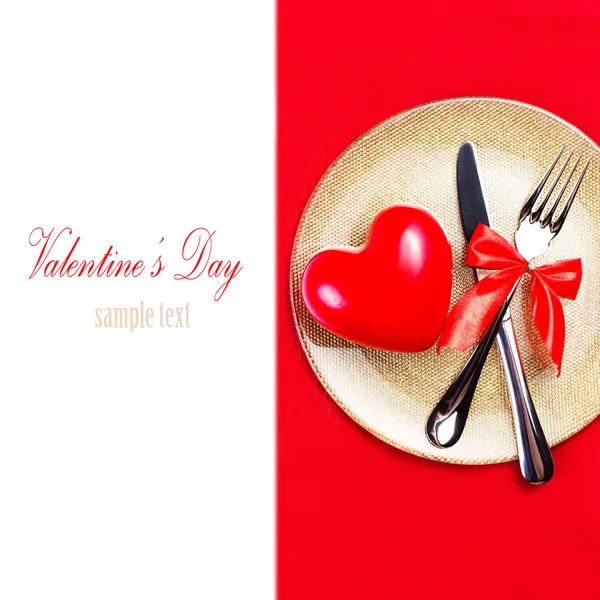 Fond Saint-Valentin avec des cœurs sur une assiette dorée — Photo