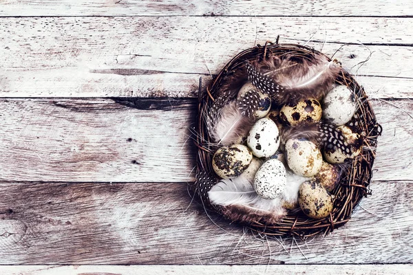 Пасхальная корзина с пасхальными яйцами — стоковое фото