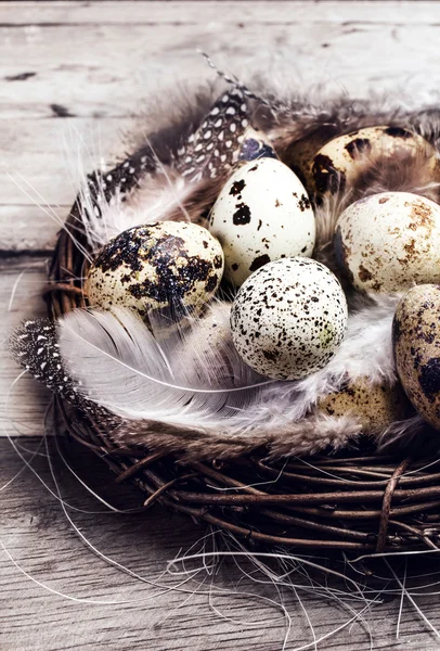 Cesto pasquale con uova di Pasqua — Foto Stock