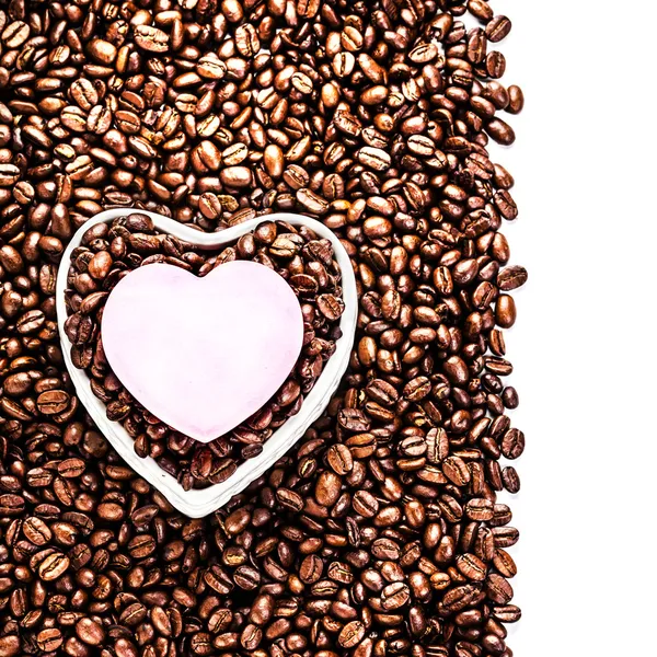 Grains de café torréfiés dans une boîte blanche en forme de coeur — Photo