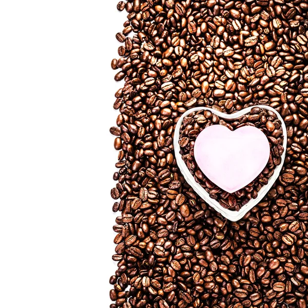 Grains de café torréfiés avec autocollant en papier en forme de coeur — Photo