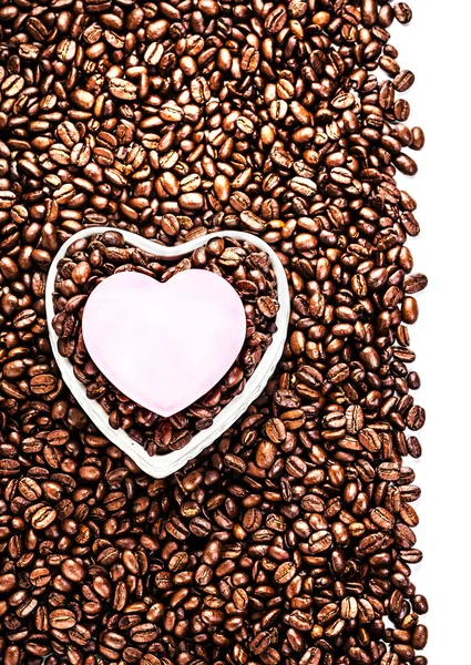Feijões de café torrados com etiqueta de papel em forma de coração — Fotografia de Stock