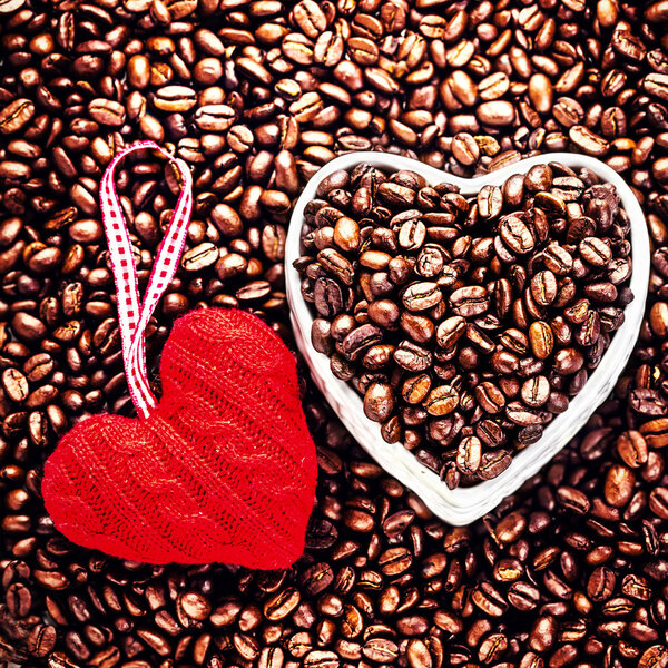 Жареный кофе в зернах с красным сердцем
