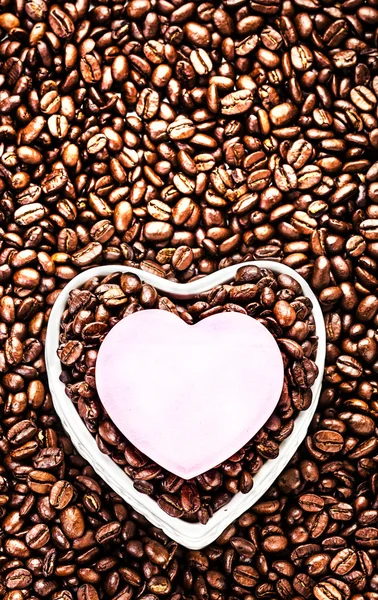 Kağıt etiket kavrulmuş kahve çekirdekleri ile kalp şeklinde — Stok fotoğraf