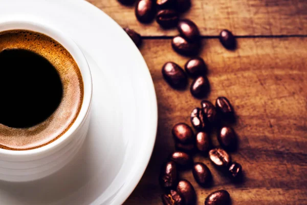 Coffee cup with coffee beans — Stock Photo, Image