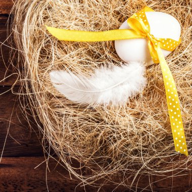 Paskalya nest yumurta, sarı kurdele ve beyaz tüy