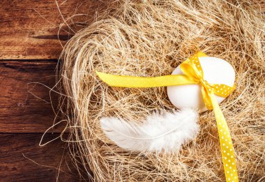 Paskalya nest yumurta, sarı kurdele ile