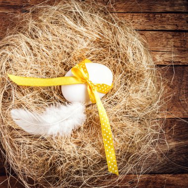 Paskalya nest yumurta, sarı kurdele ile