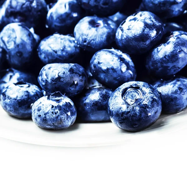 孤立的白色背景上的新鲜蓝莓关闭. — 图库照片