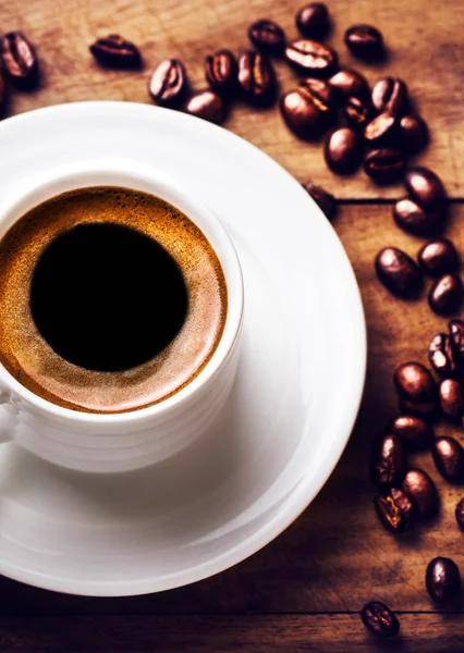 Xícara de café e grãos de café torrados — Fotografia de Stock