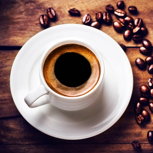 Taza de café con granos de café tostados —  Fotos de Stock