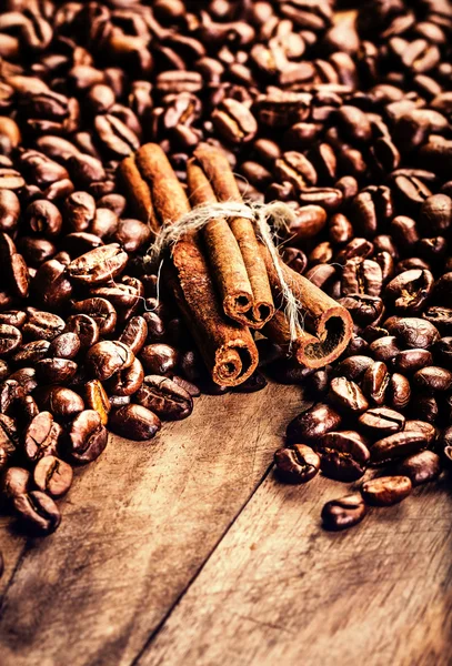 Roasted Coffee beans and cinnamon sticks — Stock Photo, Image