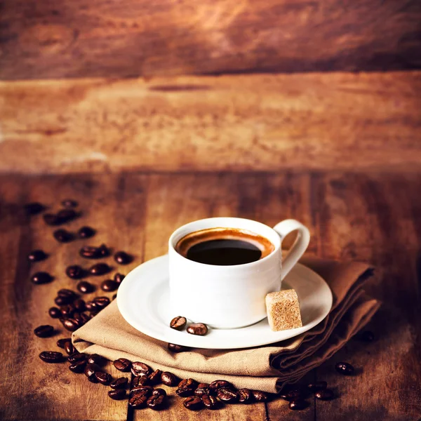 Kahve fincanı ve kızarmış kahve çekirdekleri. — Stok fotoğraf