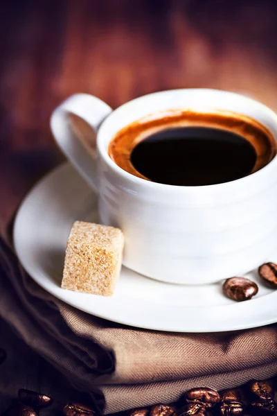 白い受け皿付けコーヒー カップ — ストック写真