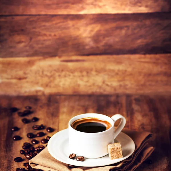 Чашка кави з кавовими зернами — стокове фото