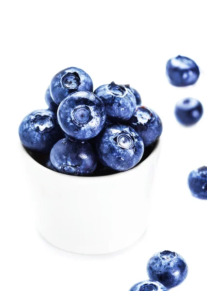 Blaubeeren in einer Schüssel isoliert auf weißem Hintergrund — Stockfoto