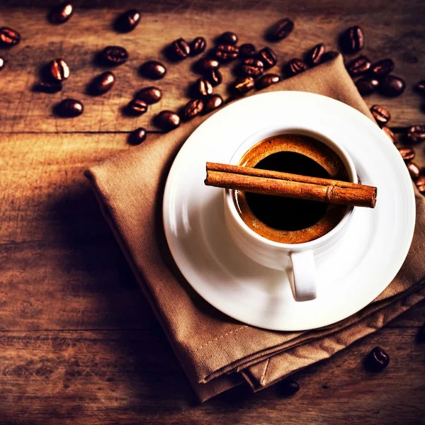 Kahve fincanı ve ahşap üzerine kavrulmuş kahve çekirdeği — Stok fotoğraf