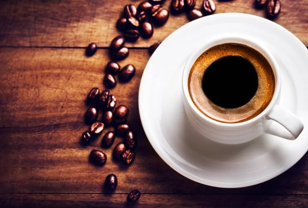 Taza de café y granos de café tostados — Foto de Stock