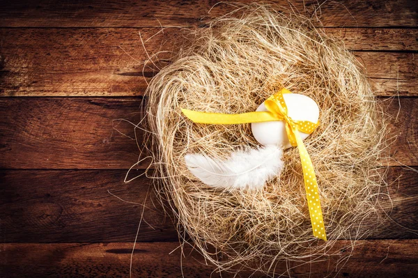 Paskalya nest yumurta, sarı kurdele ve beyaz tüy