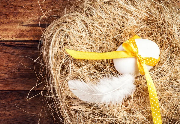 Nido di Pasqua con Uovo, nastro giallo — Foto Stock